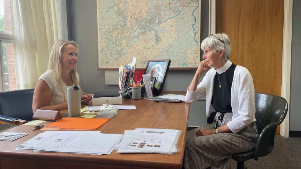 Jessica Entwistle, director of the Refugee Community Center, and Rev. Maria Tjeltveit chat. (Photo by Kabir Burman.)